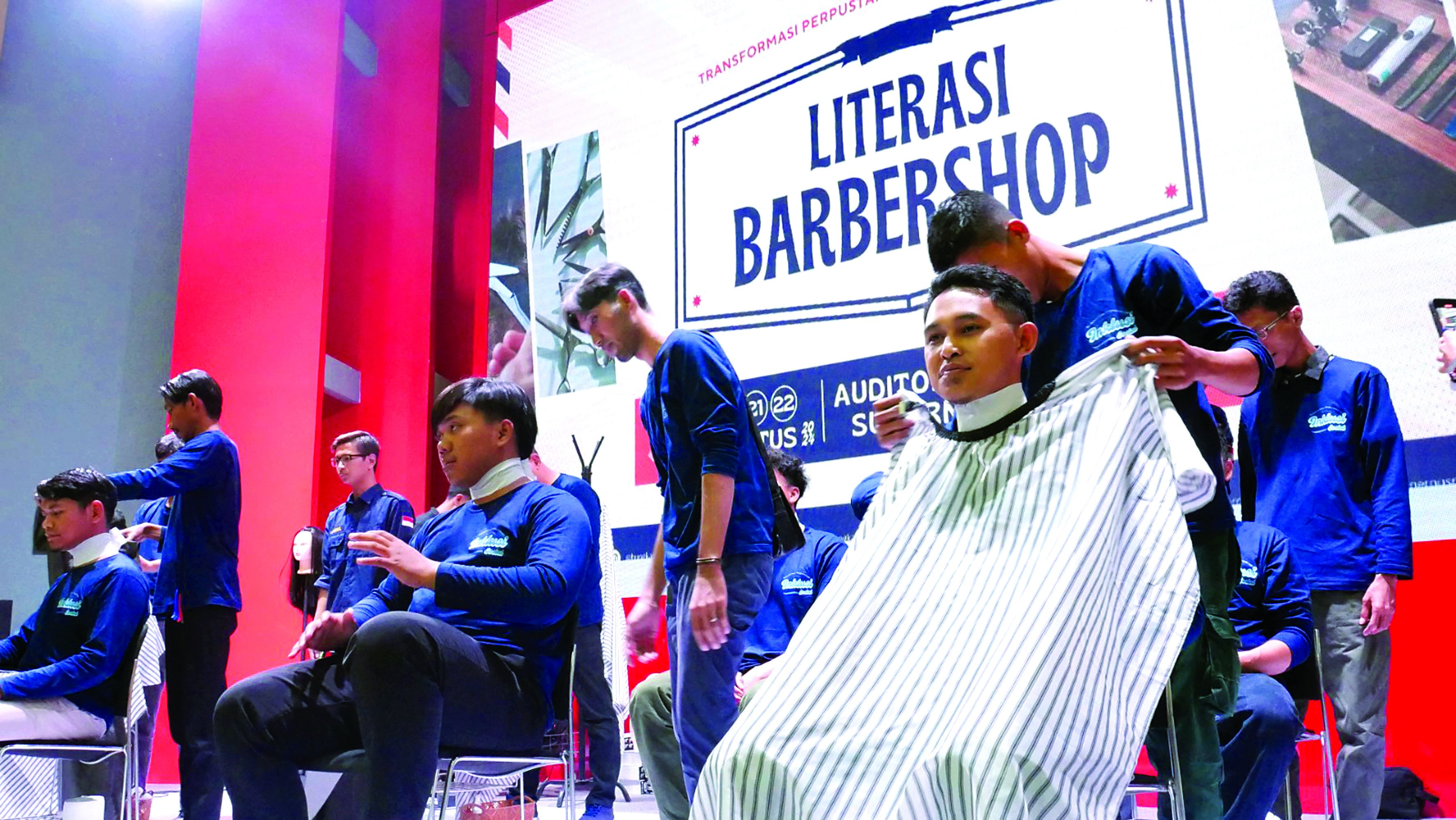 PRAKTEK: Peserta mempraktekkan dari materi yang diberikan oleh narasumber yaitu teknik styling atau hasil akhir dari proses potong rambut.
