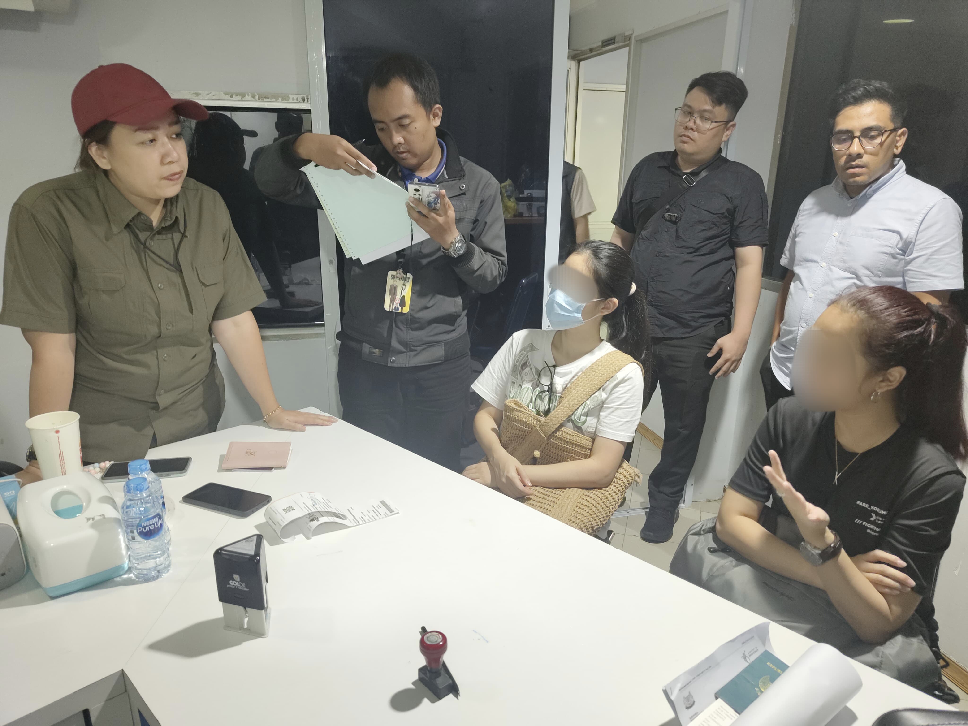 Direktorat Jenderal (Ditjen) Imigrasi menyerahkan SG (Pr, 40 th) dan KO (Pr, 24 th) kepada Biro Imigrasi Filipina pada Kamis (22/08)