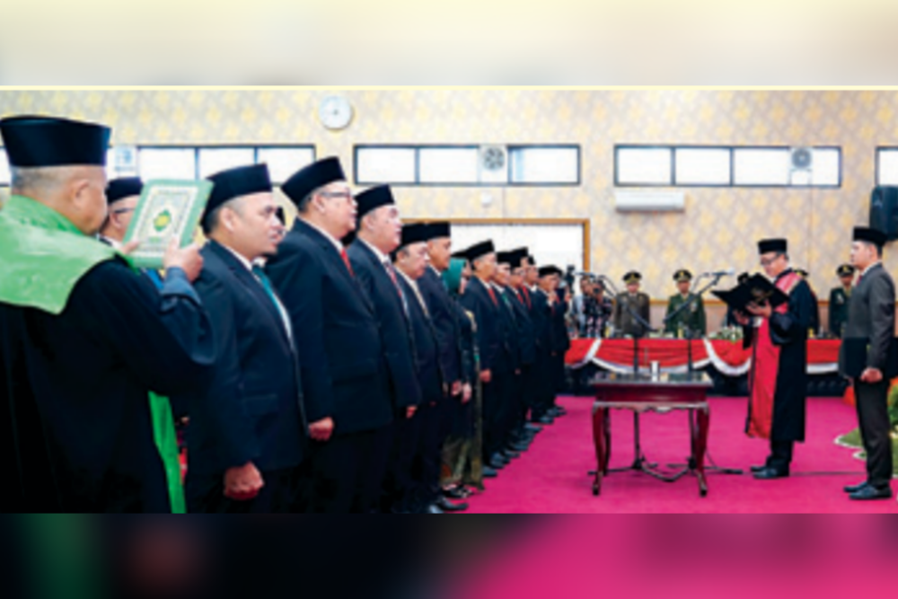 PEGANG AMANAH: Para anggota DPRD Kota Blitar periode 2024-2029 mengucapkan sumpah/janji sebagai anggota DPRD Kota Blitar sesuai agama masing-masing.