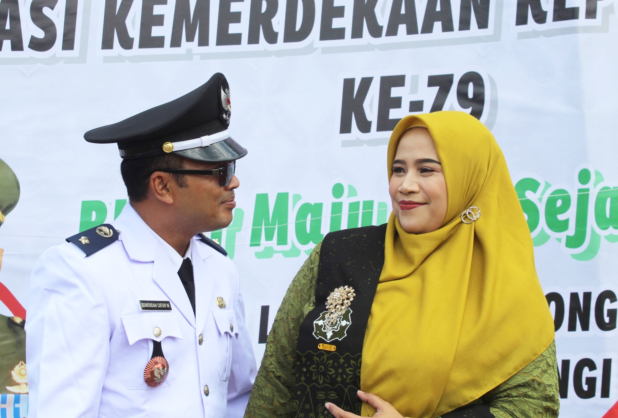 KOMPAK: Suwendah Catur Woko bersama sang istri, Antik Setia Dewi, usai upacara HUT ke-79 Kemerdekaan Republik Indonesia di Lapangan Kenanga, Kecamatan Wlingi.