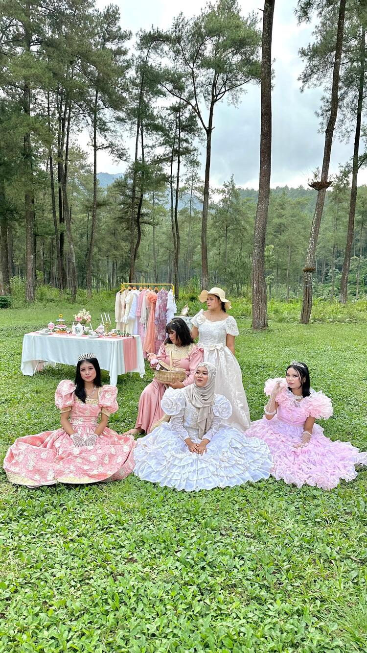 Cantik: Costumer Evelyn saat memamerkan gaun princess yang disewa