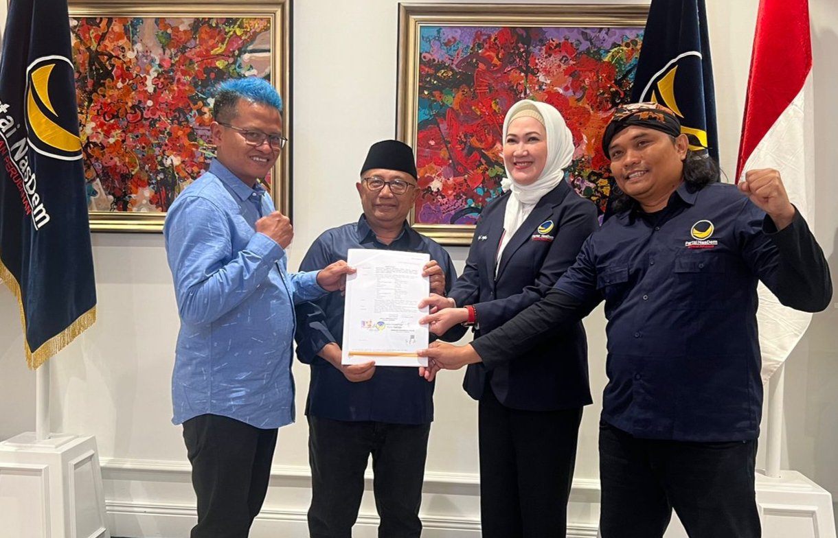 TIKET MACUNG: RIjanto dan Beky Hendriansyah menerima rekom dari DPPNasDem yang diserahkan oleh Ketua DPW NasDem Jatim, Lita Machfud Arifin.