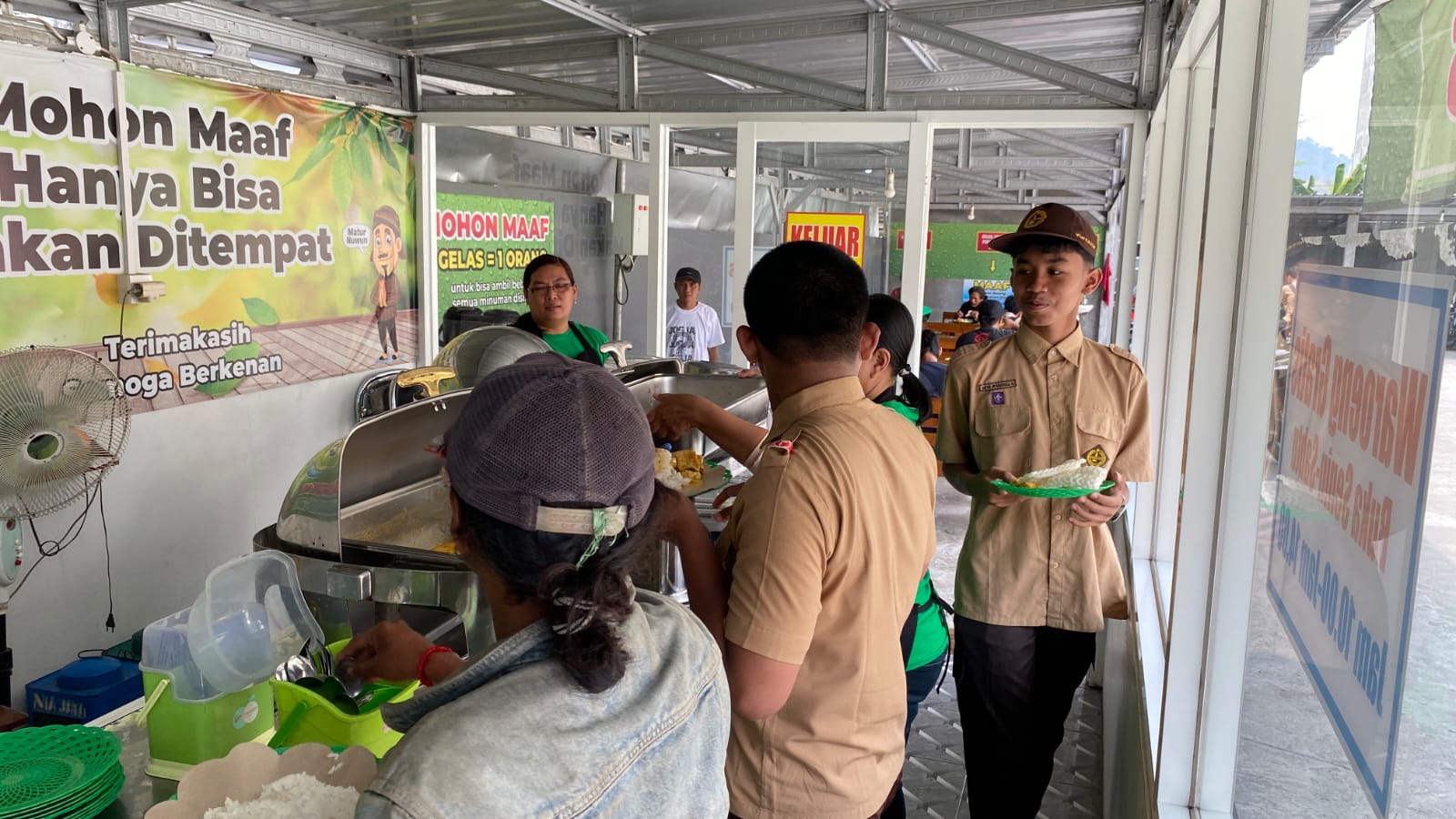 ANTRE: Pengunjung bergantian mengambil makanan yang disediakan Warung Gratis Kesamben.