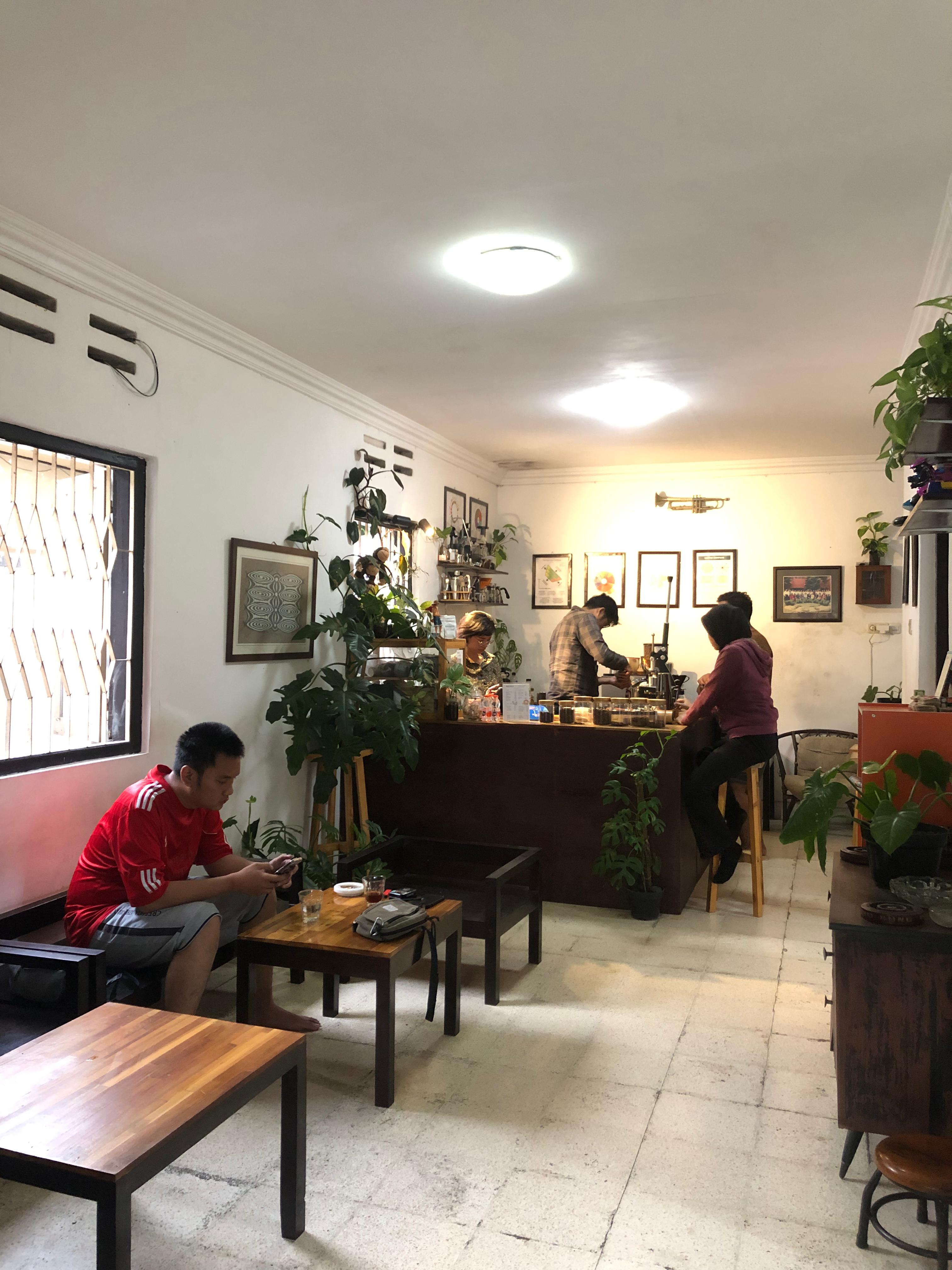 NGOPI: Pengunjung sedang memesan menu yang ada di Kafe Kandang Kunyuk.