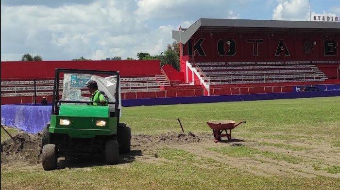 ROMBAK: Proses perbaikan lapangan Stadion Soeprijadi, Kota Blitar, untuk kelayakan jadi home base Arema, dimulai (23/8).