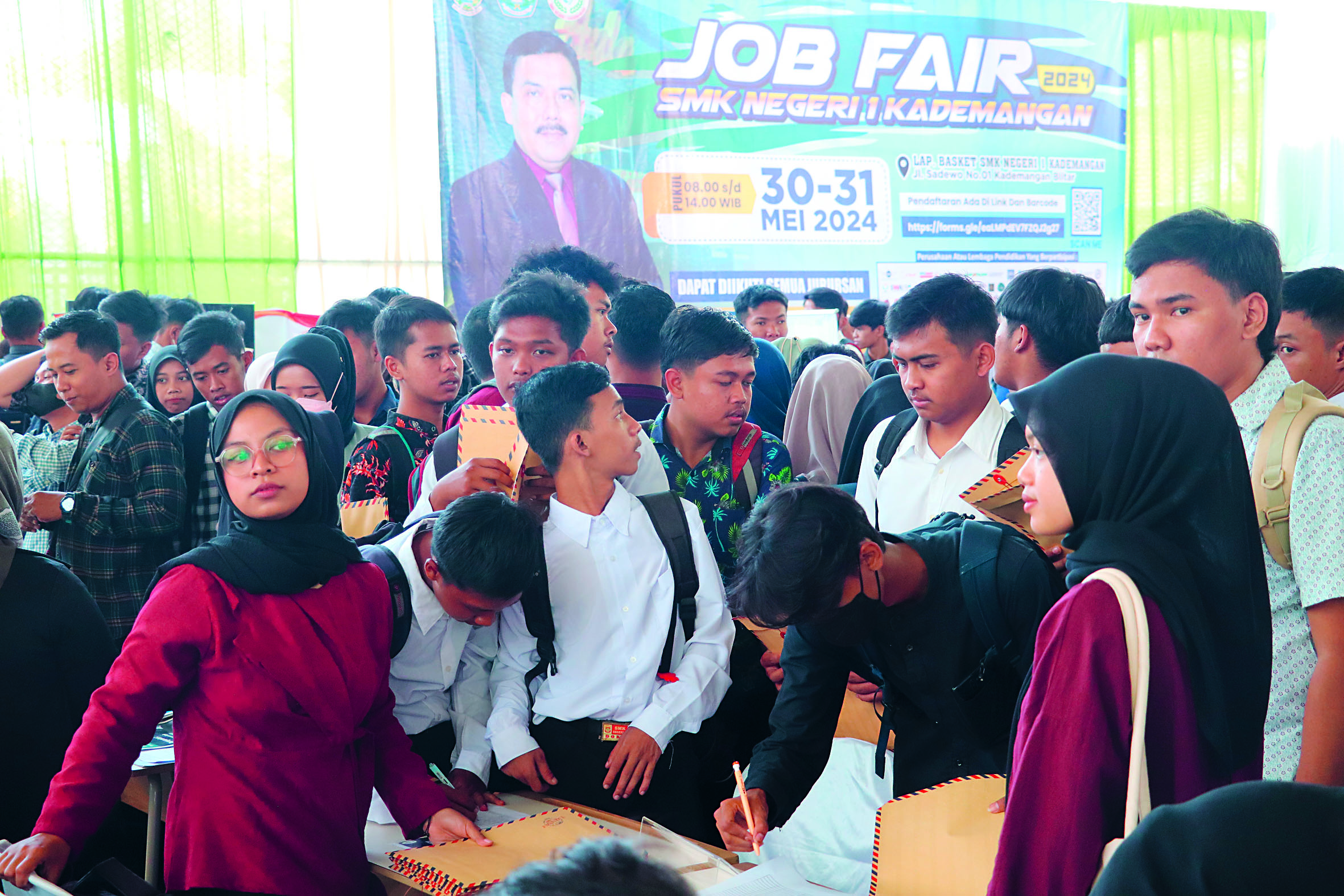 RAPI: Ratusan pencari kerja sedang berburu lowongan kerja saat ada job fair di SMKN 1 Kademangan beberapa waktu lalu.