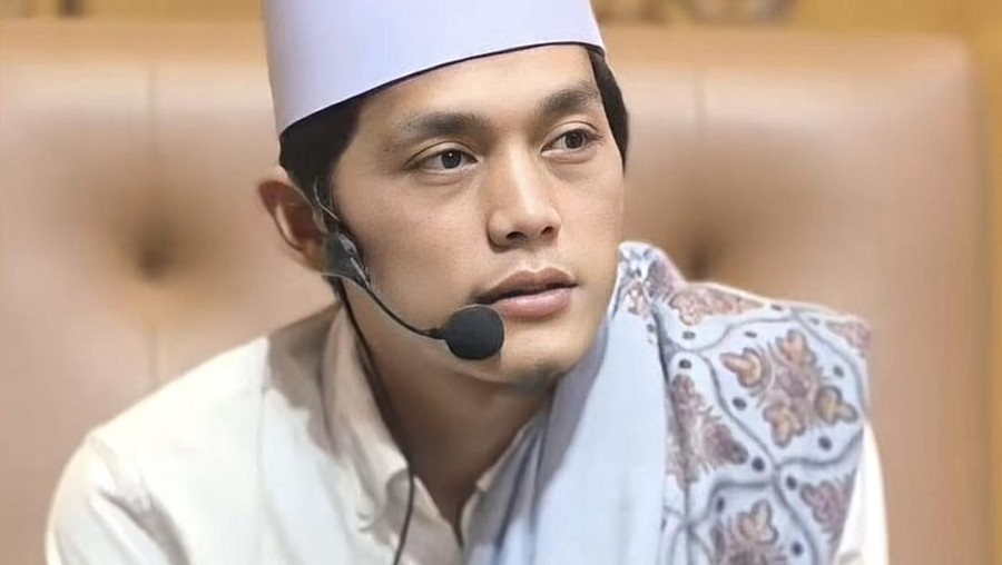 Gus Iqdam mengisi kegiatan pengajian