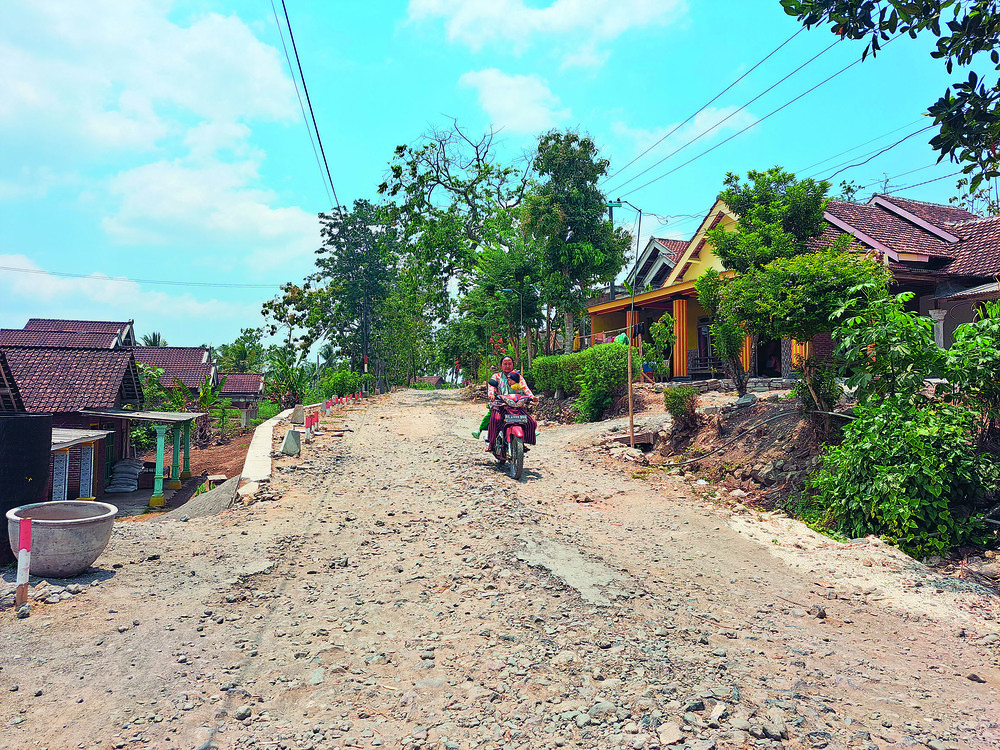 BERHARAP DIBANGUN: Warga melewati ruas jalan Binangun&ndash;Sumberkembar yang rencananya akan dibangun oleh pemerintah pusat.