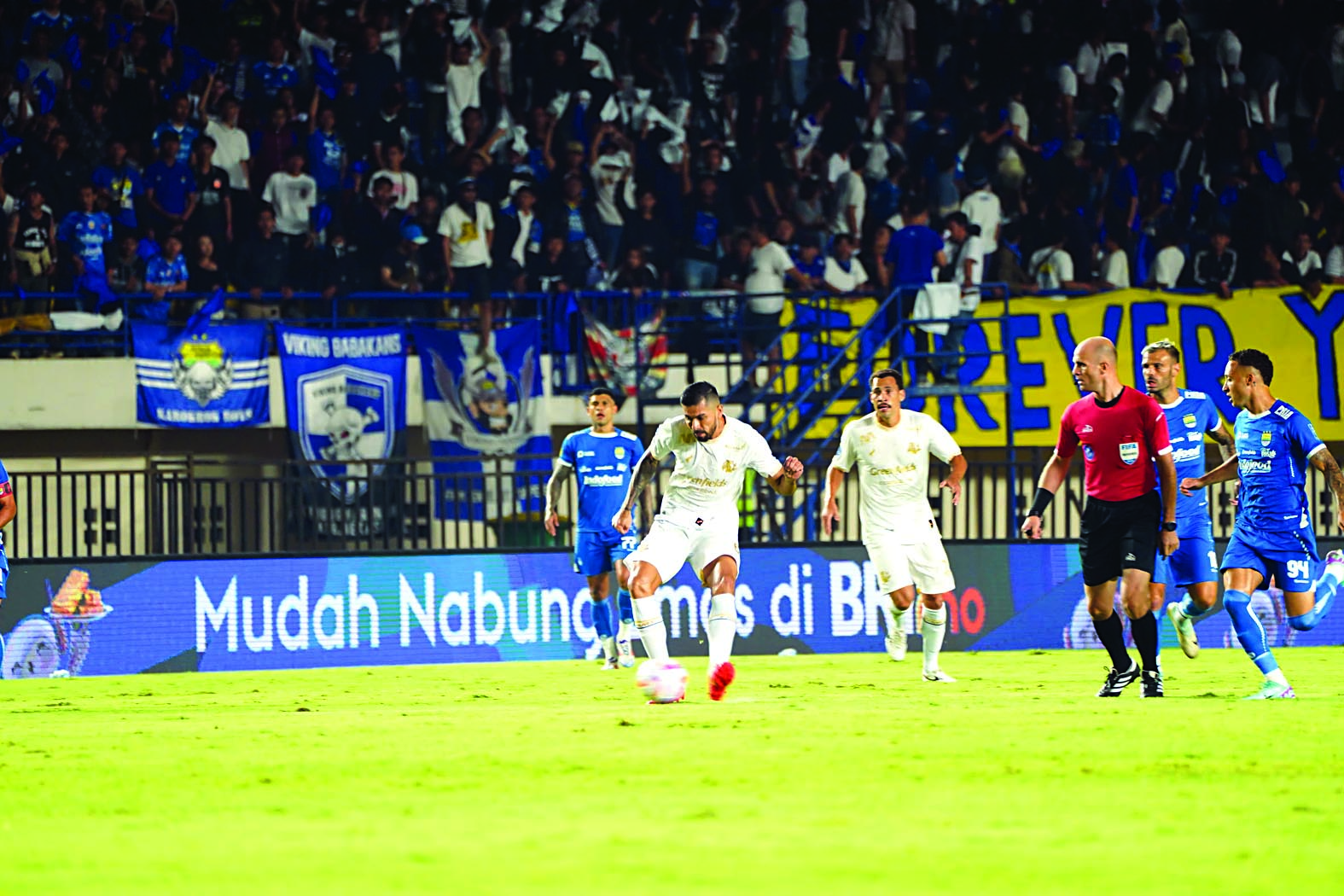 TAMBAH TENAGA: Gelandang bertahan Arema FC, Julian Guevara mampu bermain apik kala melawan Persib Bandung.