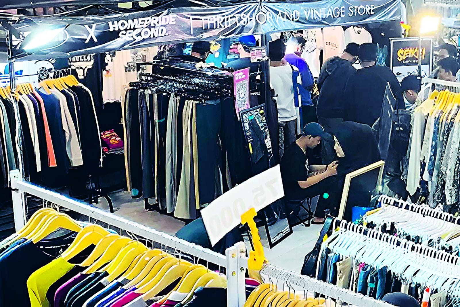 MASIH DIMINATI: Meski pemerintah membatasi baju thrifting, tetap beredar luas di Blitar