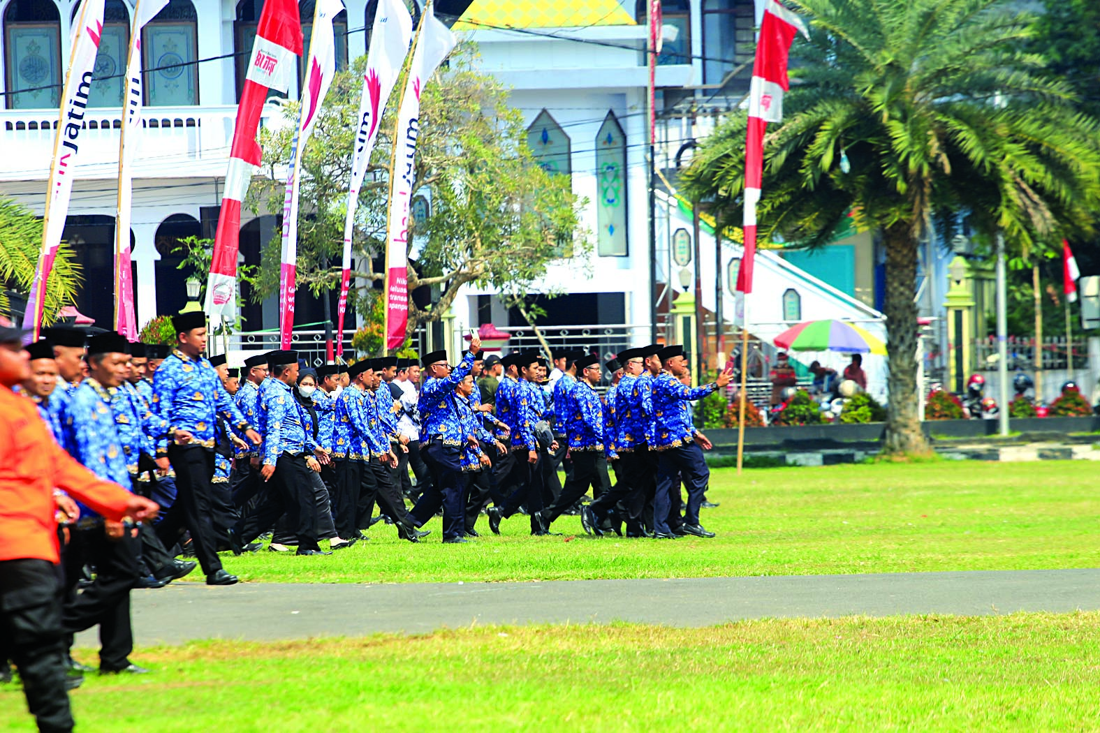 DIPICU PERSELINGKUHAN: Para ASN Kota Blitar mengikuti upacara kemerdekaan di Alun-Alun Kota Blitar beberapa waktu lalu.