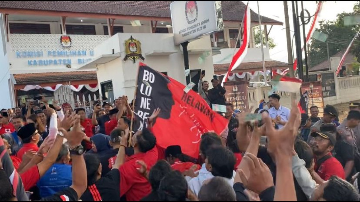 Tim sukses Cabup-Cawabup Blitar terlihat menyebarkan uang di depan kantor KPU Kabupaten Blitar.