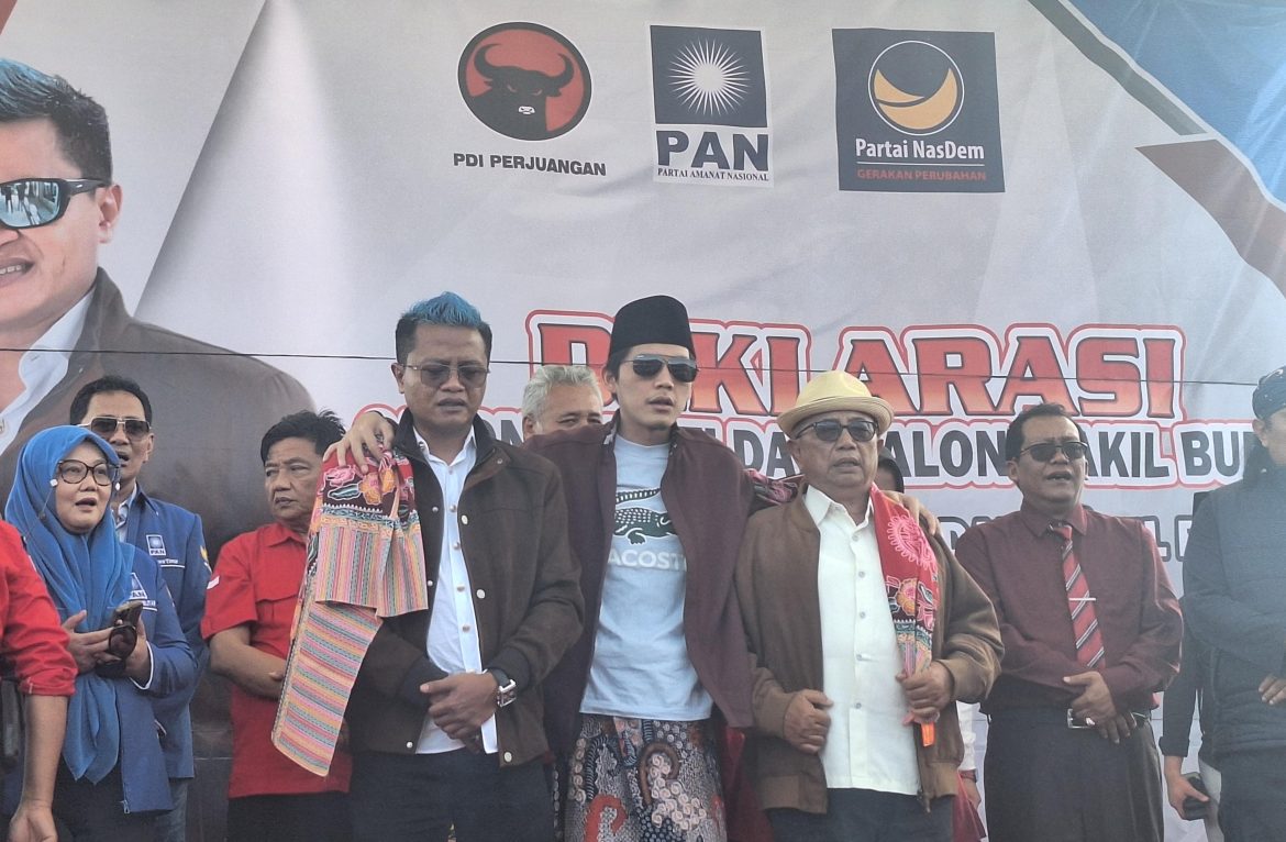 Gus Iqdam terlihat merangkul pasangan Rijanto dan Beky Herdiansyah
