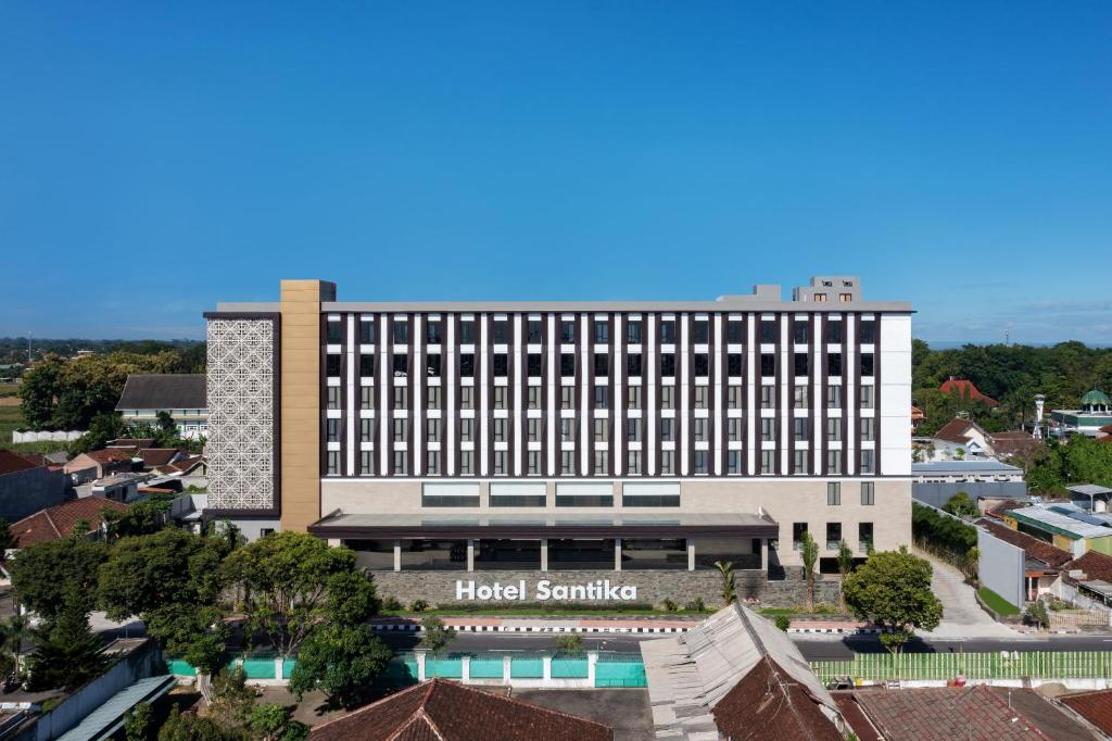 Hotel Santika Blitar yang terletak di Jl. Ir Soekarno, Bendogerit, Sananwetan, Kota Blitar
