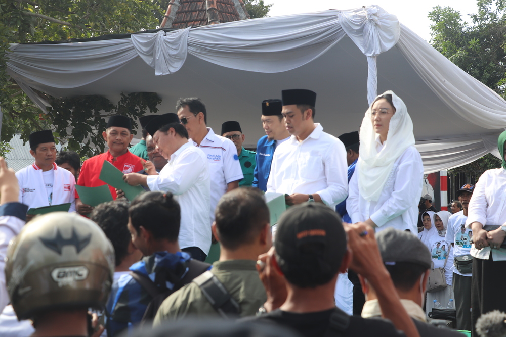Momen semarak pendaftaran bakal wali kota Blitar pasangan Syauqul Muhibbin-Elim Tyu Samba yang mendaftar ke Komisi Pemilihan Umum (KPU) Kota Blitar