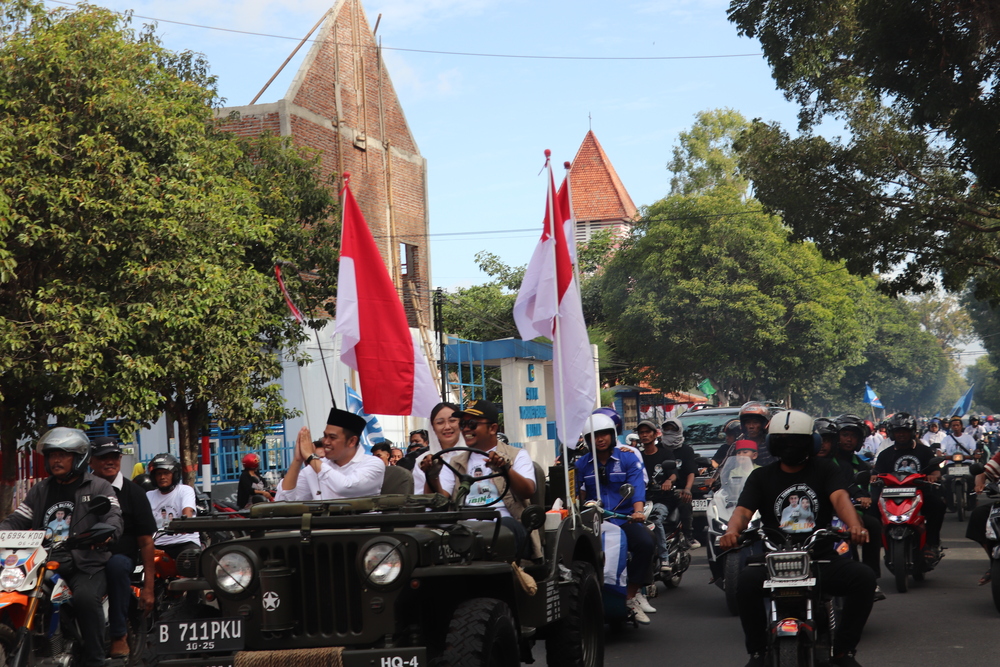 Momen semarak pendaftaran bakal wali kota Blitar pasangan Syauqul Muhibbin-Elim Tyu Samba yang mendaftar ke Komisi Pemilihan Umum (KPU) Kota Blitar