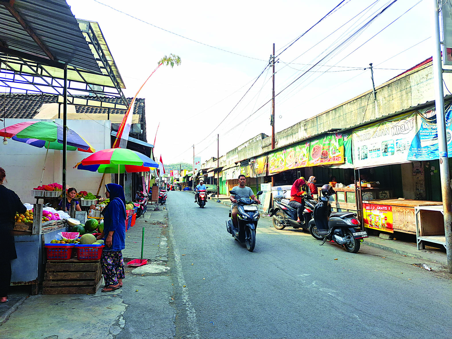 KONFLIK: Hingga kini, pedagang pasar pagi di Pasar Srengat  masih beroperasi melebihi kesepakatan.