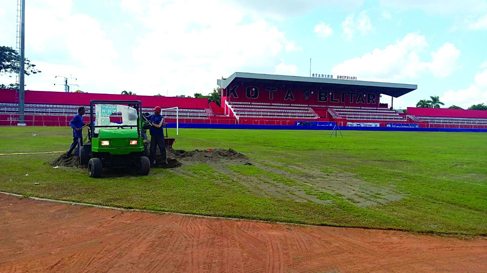 NAIKKAN GRADE: Pembenahan rumput Stadion Soeprijadi Kota Blitar terus dikebut oleh pelaksana proyek yang dikontrak Manajemen
