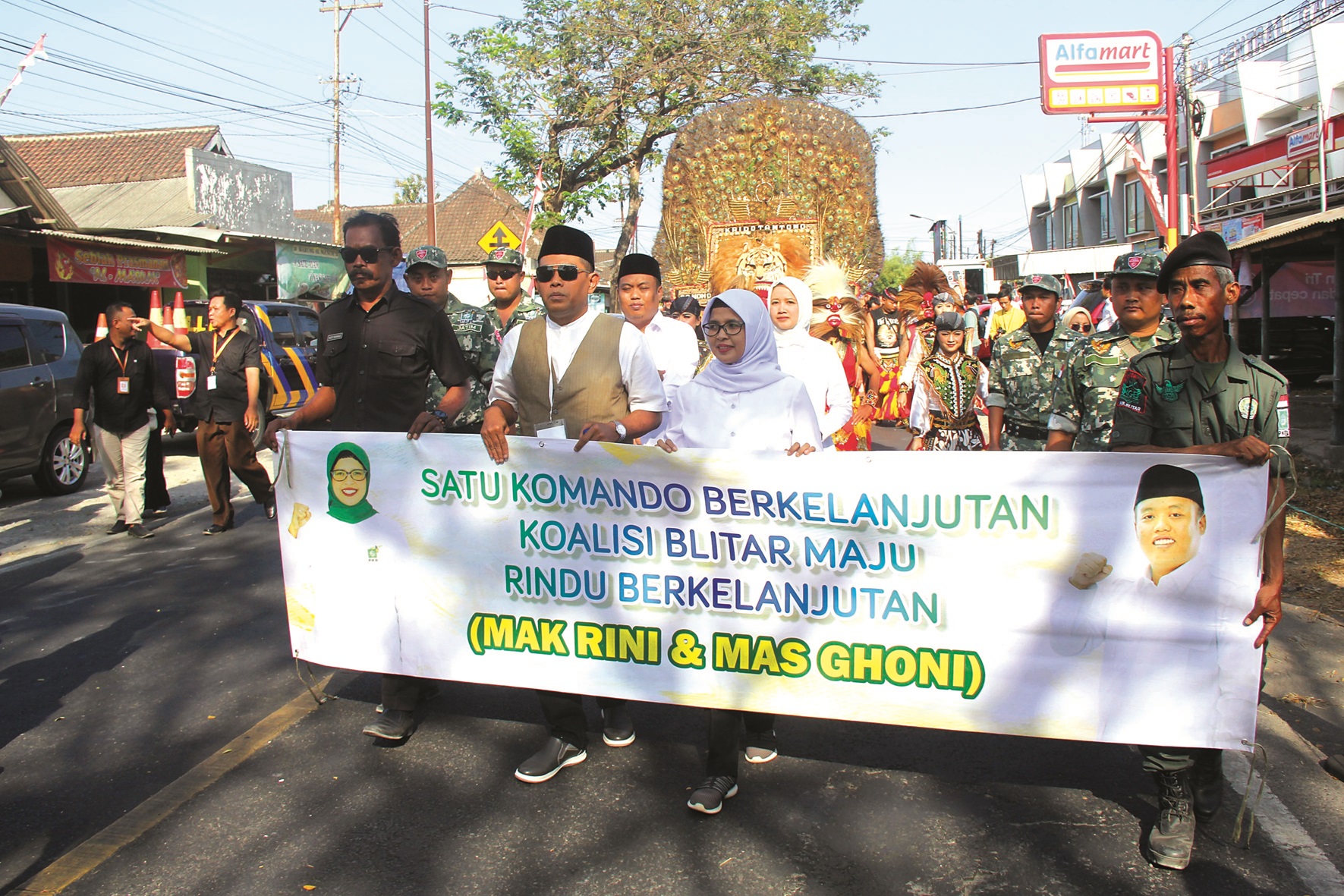 MAJU BERSAMA: Mak Rini dan Abdul Ghoni didampingi pasangan masing-masing melangkah ke Kantor KPU Kabupaten Blitar untuk mendaftar sebagai calon bupati dan wakil bupati pada Pilkada 2024 kemarin (29/8)