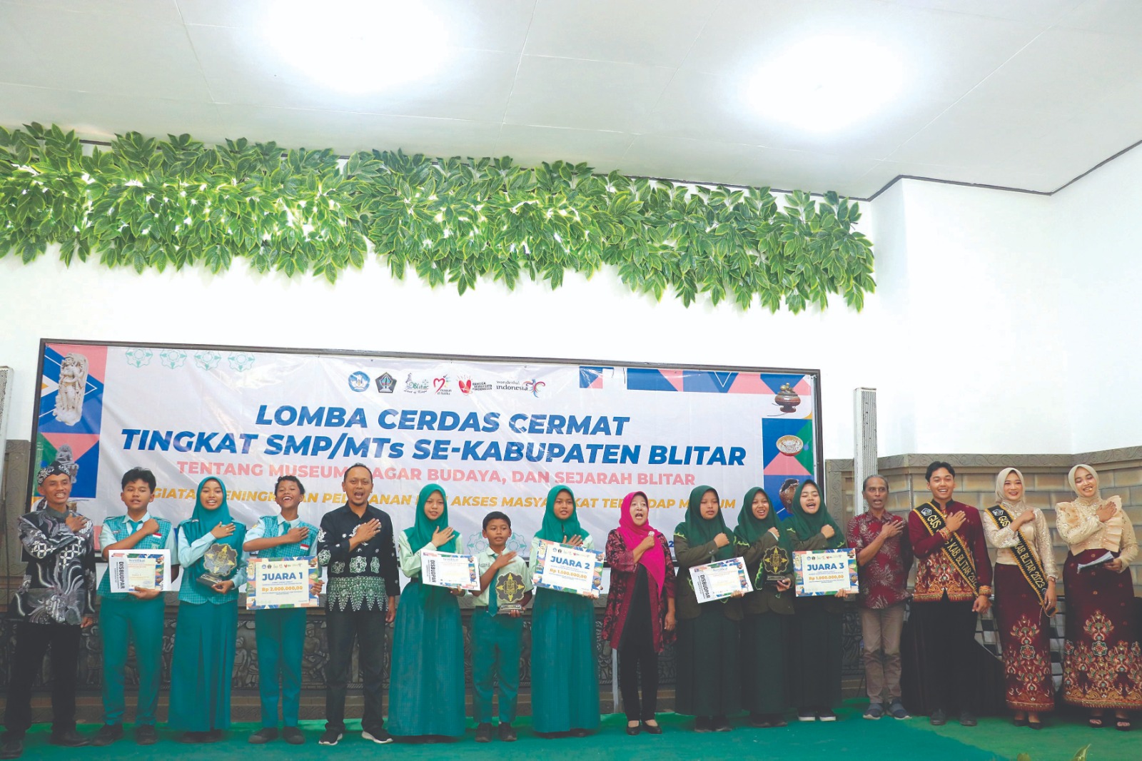 SANG JUARA: Peserta lomba cerdas cermat yang sukses menjadi pemenang melakukan foto bersama.