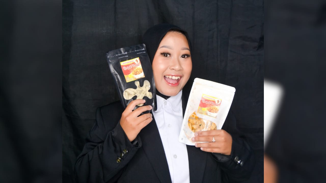 TERUS BERINOVASI: Gita Putri Kumalasari menunjukkan aneka produk camilan pedas miliknya.