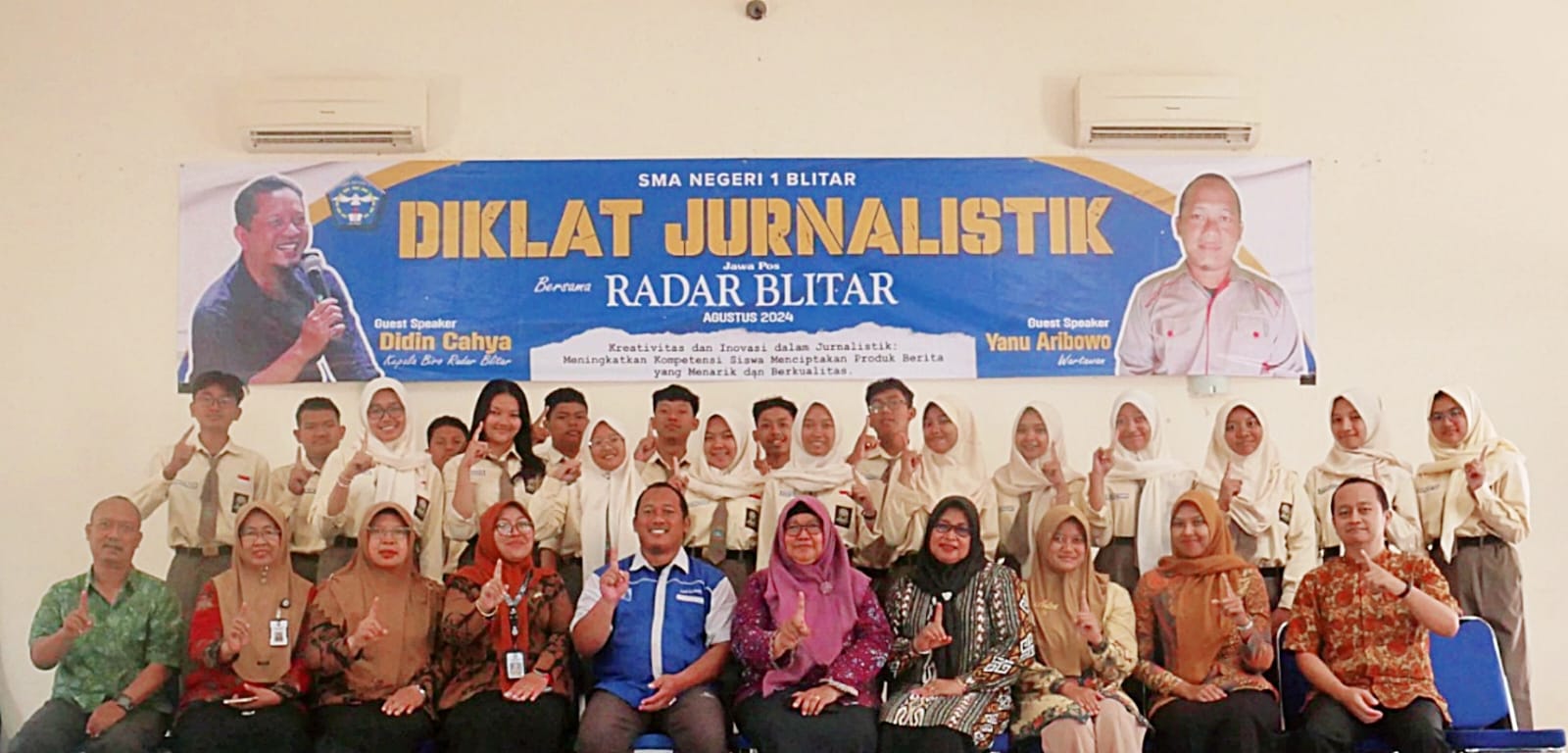 FOTO BERSAMA: Tim Ekstrakurikuler Jurnalistik dan Fotografi SMA Negeri 1 Blitar bersama guru pembimbing dan narasumber diklat jurnalistik Radar Blitar, kemarin (29/8).