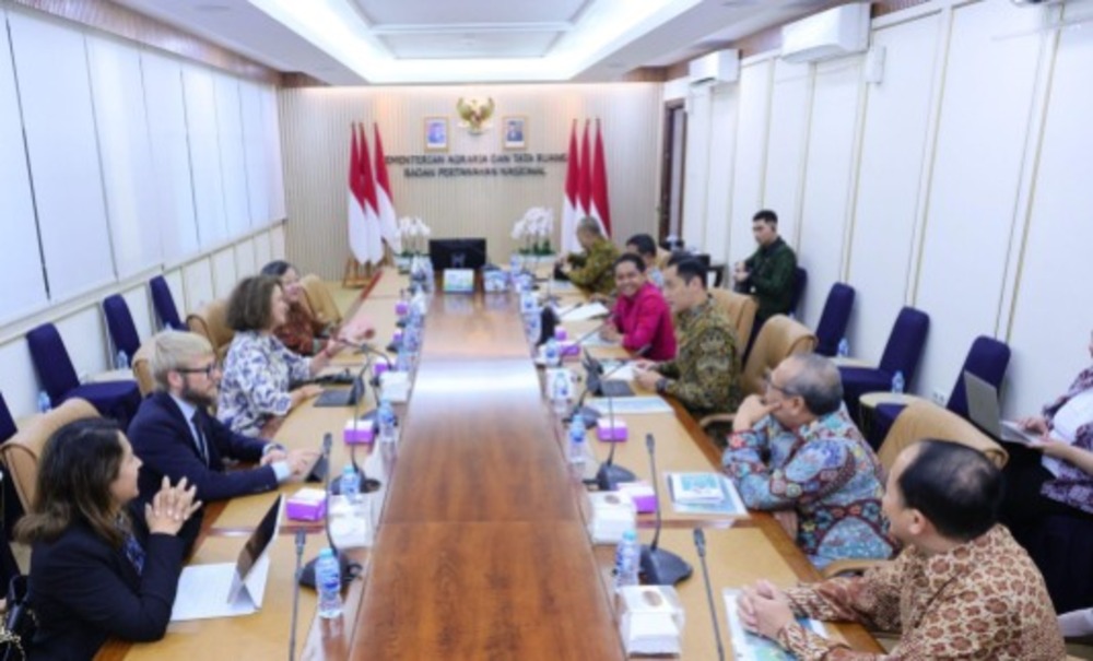 Menteri Agraria dan Tata Ruang/Kepala Badan Pertanahan Nasional (ATR/BPN), Agus Harimurti Yudhoyono (AHY) menerima audiensi dari World Bank di Ruang Rapat Menteri pada Kamis (29/08/2024).