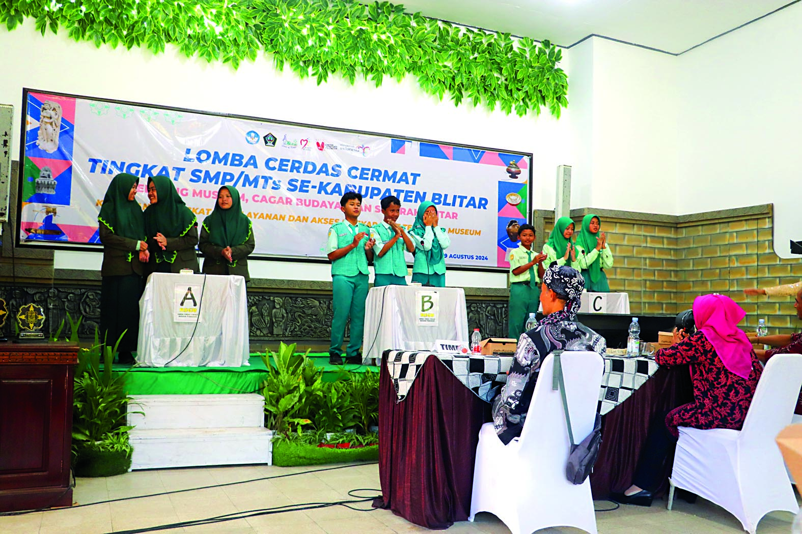 KOMPETITIF: Suasana lomba cerdas cermat yang  diikuti oleh siswa-siswi SMP/MTs di Kabupaten Blitar.