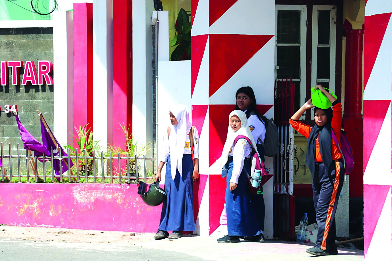SEKOLAH GRATIS: Siswa SMP di Kota Blitar mengenakan seragam baru yang diberikan secara gratis dari Pemkot Blitar.
