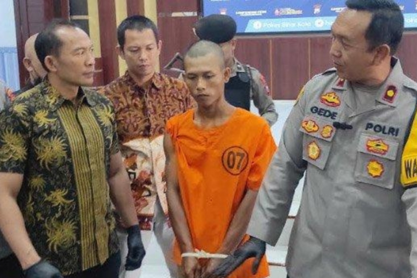 JANGAN DITIRU: Tersangka pencurian pompa air dan aerator dipamerkan saat rilis kasus kemarin (30/8).