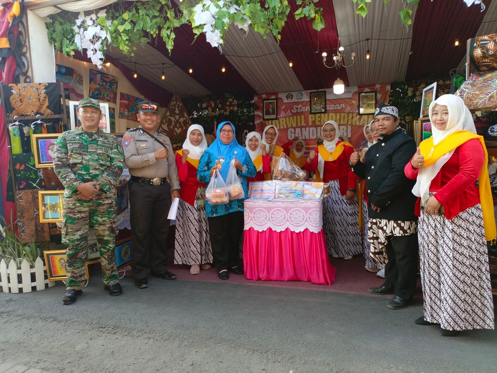 MEDIA PROMOSI UMKM: Camat Gandusari, Dra Yuliatiningsih, bersama tim penilai dari Tim Penggerak PKK dan Muspika Gandusari, saat mengunjungi stan Bazar UMKM Kecamatan Gandusari.