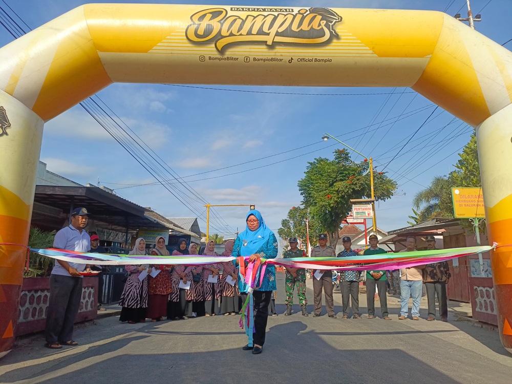 RESMI DIBUKA: Pembukaan Bazar UMKM Kecamatan Gandusari oleh Camat Gandusari, Dra Yuliatiningsih