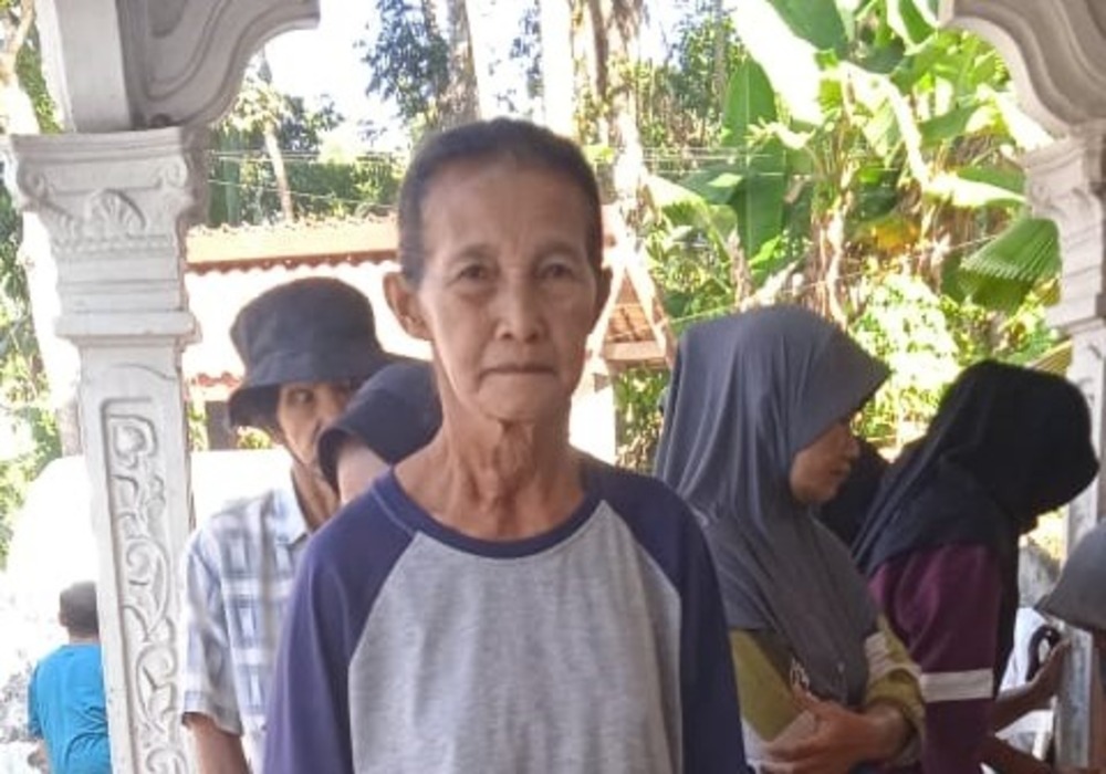 SEHAT: Lansia melakukan pengecekan berat badan di posyandu Desa Pasirhajor, Kecamatan Talun, beberapa waktu lalu.