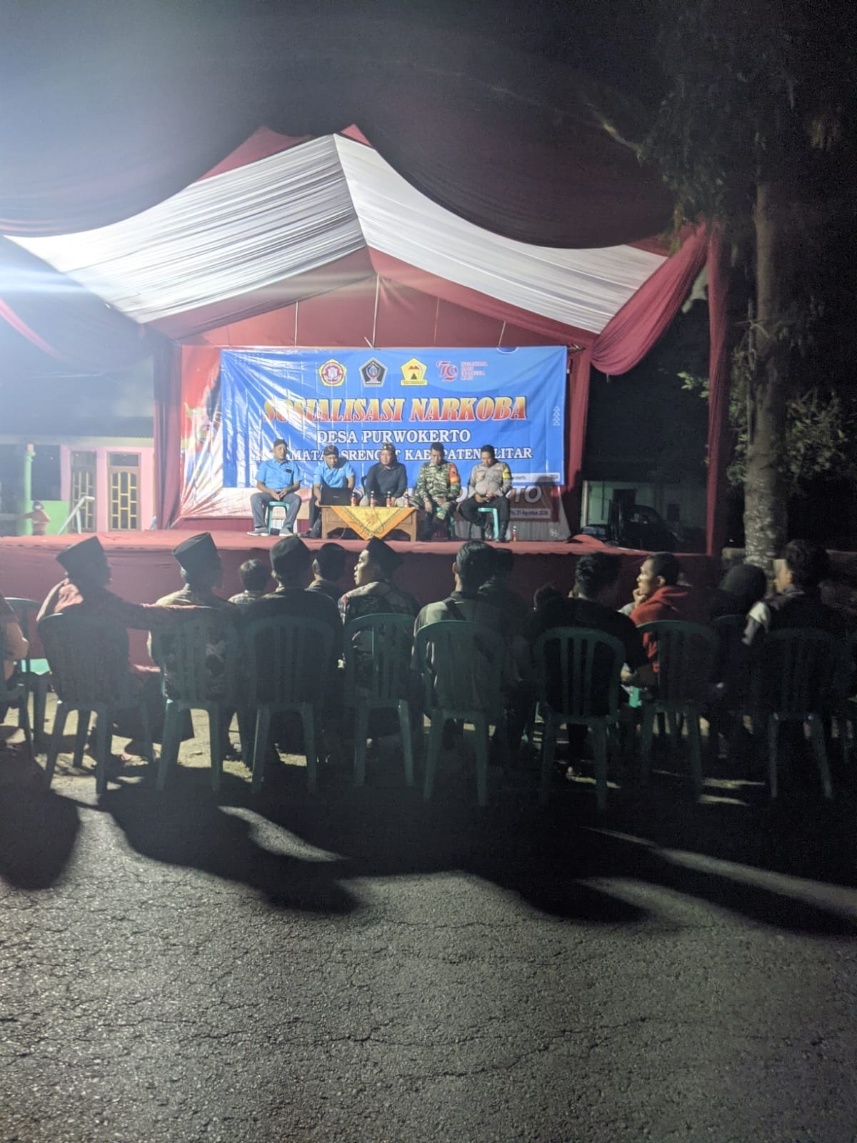 ANTUSIAS: Warga Desa Purwokerto, Kecamatan Srengat saat menghadiri sosialisasi bahaya narkoba, pada Jumat  (30/8).