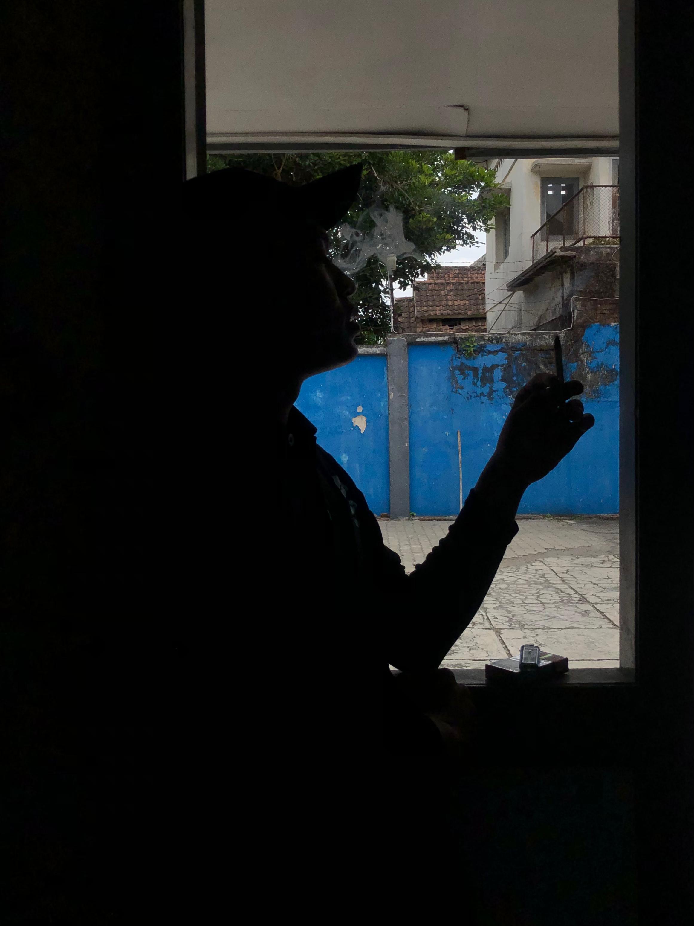 BERISIKO: Merokok sejak muda meningkatkan risiko penyakit tidak menular bahkan di usia senja.