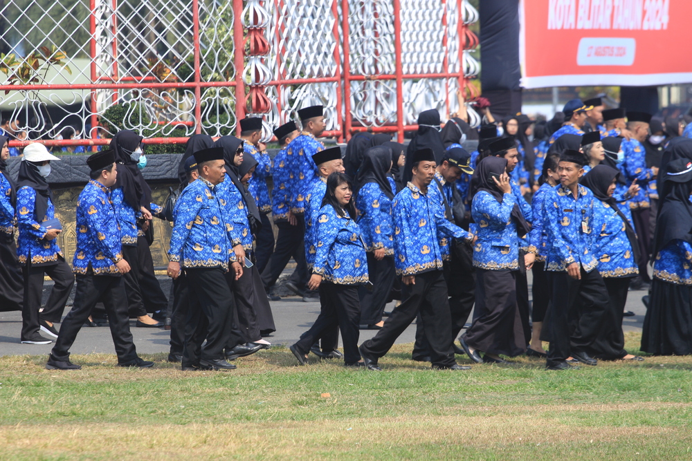 DIAWASI: Sejumlah ASN mengikuti upacara di Alun-alun Kota Blitar beberapa waktu lalu. Aktivitas mereka di medsos dipantau.