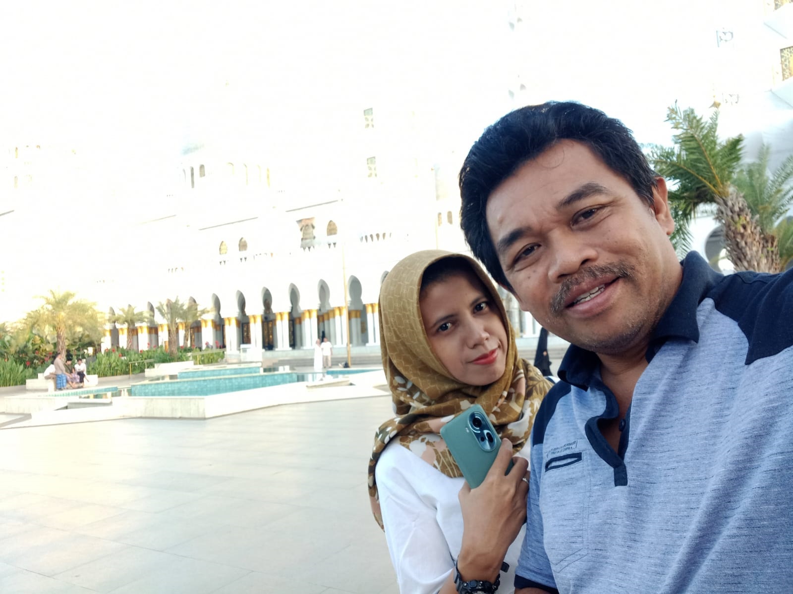 SANTAI: Edy Sasmito bersama sang istri, Sri Wahyuni, saat beraktivitas santai.