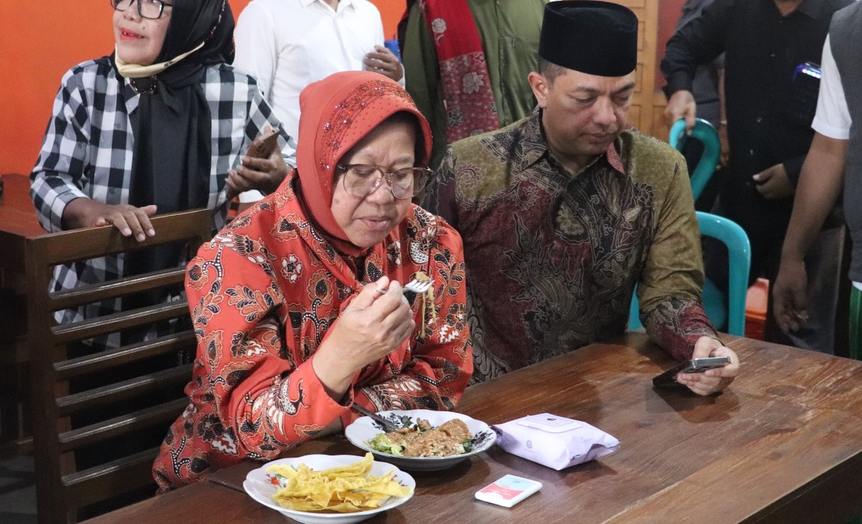 Pasangan cagub dan cawagub Jawa Timur Risma dan Gus Hans mengunjungi warung Nasi Pecel Mbok Bari Blitar