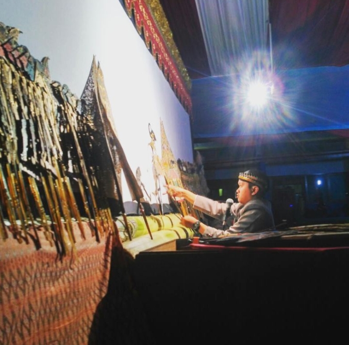 CINTA SENI TRADISIONAL: Panji Paramosastro saat pentas dalam sebuah pagelaran wayang kulit.