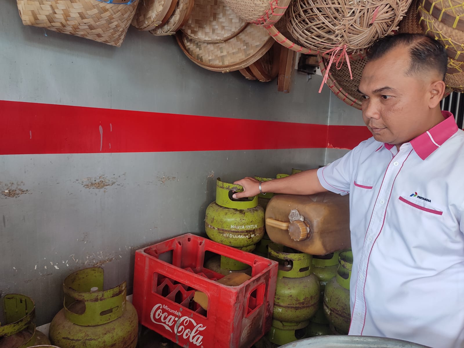Penertiban pedagang eceran yang menjual tabung gas elpiji di atas harga eceran tertinggi (HET) butuh atensi dinas terkait.