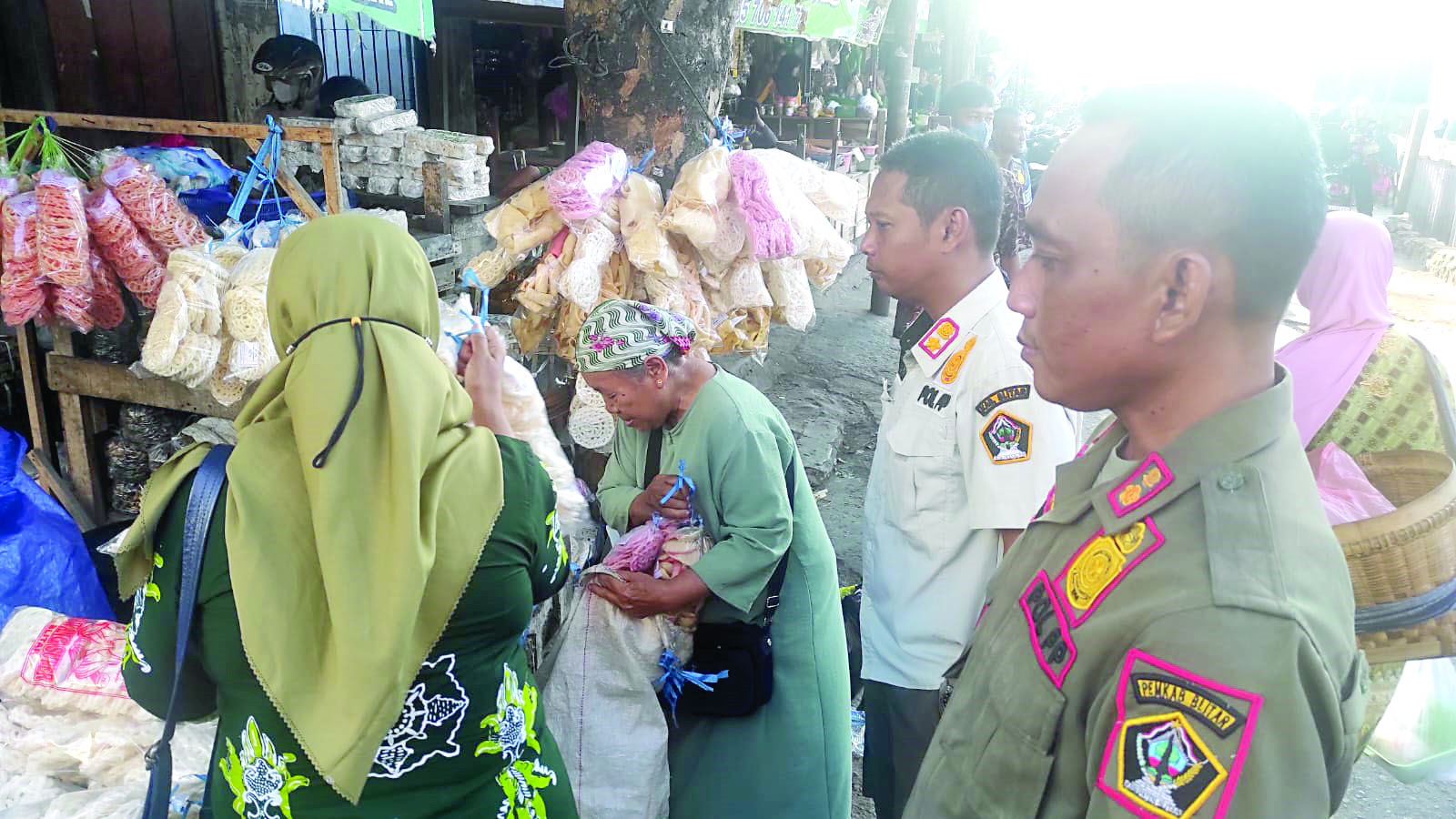 PATUHI ATURAN : Petugas Satpol PP dan Disperindag Kabupaten Blitar melakukan penertiban pasar pagi di Srengat, kemarin (5/9).