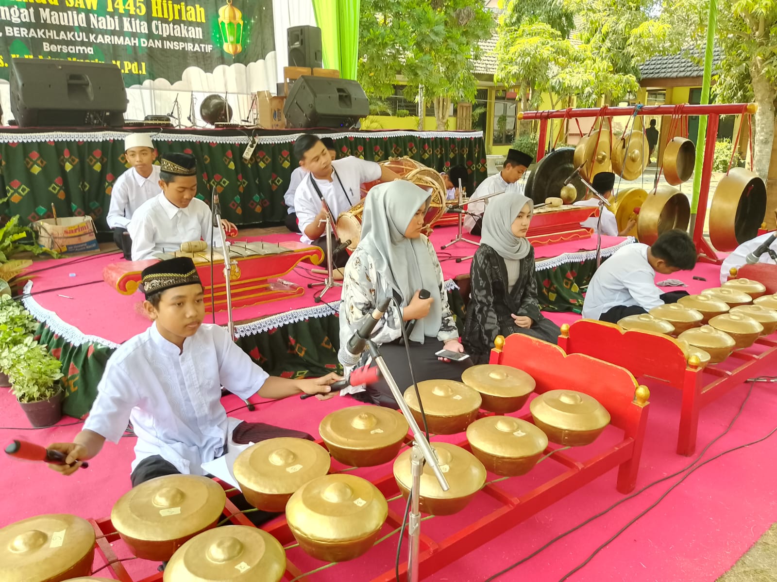MUSIK TRADISIONAL: Grup karawitan Setya Laras saat tampil dalam sebuah acara di lingkungan SMPN 1 Ponggok.