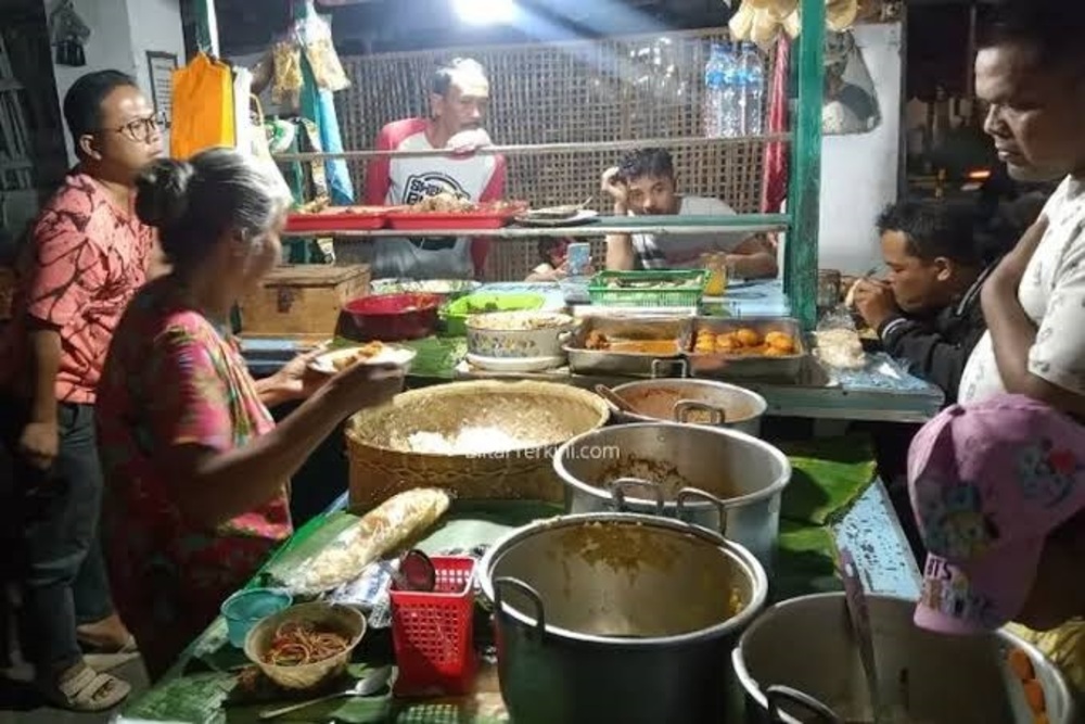 ANTRE: Para pengunjung sedang bergantian memesan makanan.