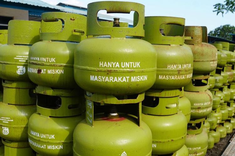 Persoalan kelangkaan gas LPG 3 kg di Kabupaten Blitar hingga kini belum tuntas. Beberapa penjual eceran nekat menaikkan harga jual hingga Rp 23 ribu setiap tabung.