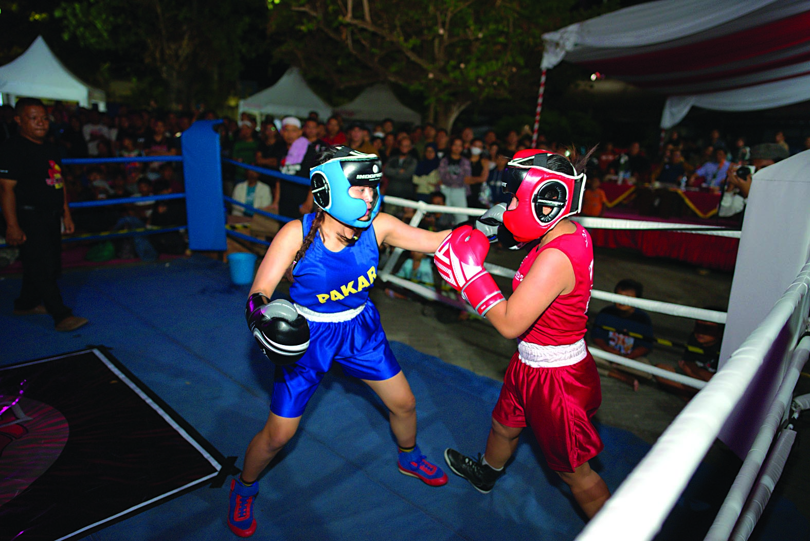 SPARRING: Suasana pertandingan tinju amatir Cah Gelut Blitar Volume l di pelataran parkir Pasar Legi Kota Blitar, Jumat (6/9) kemarin.