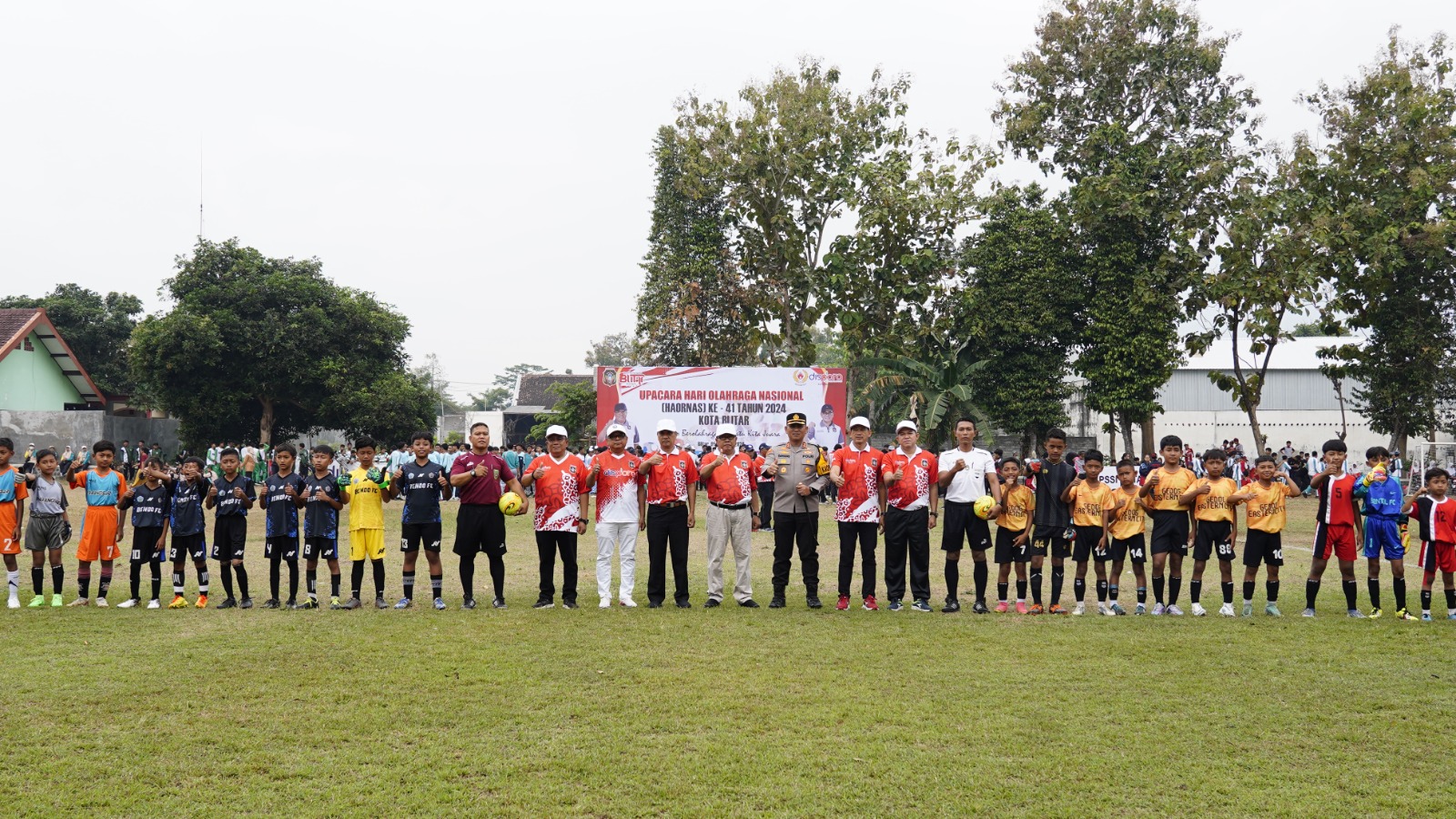 SUKSES: Jajaran forkopimda Kota Blitar berfoto bersama tim peserta kompetisi sepak bola pelajar tingkat SD, SMP dan SMA.