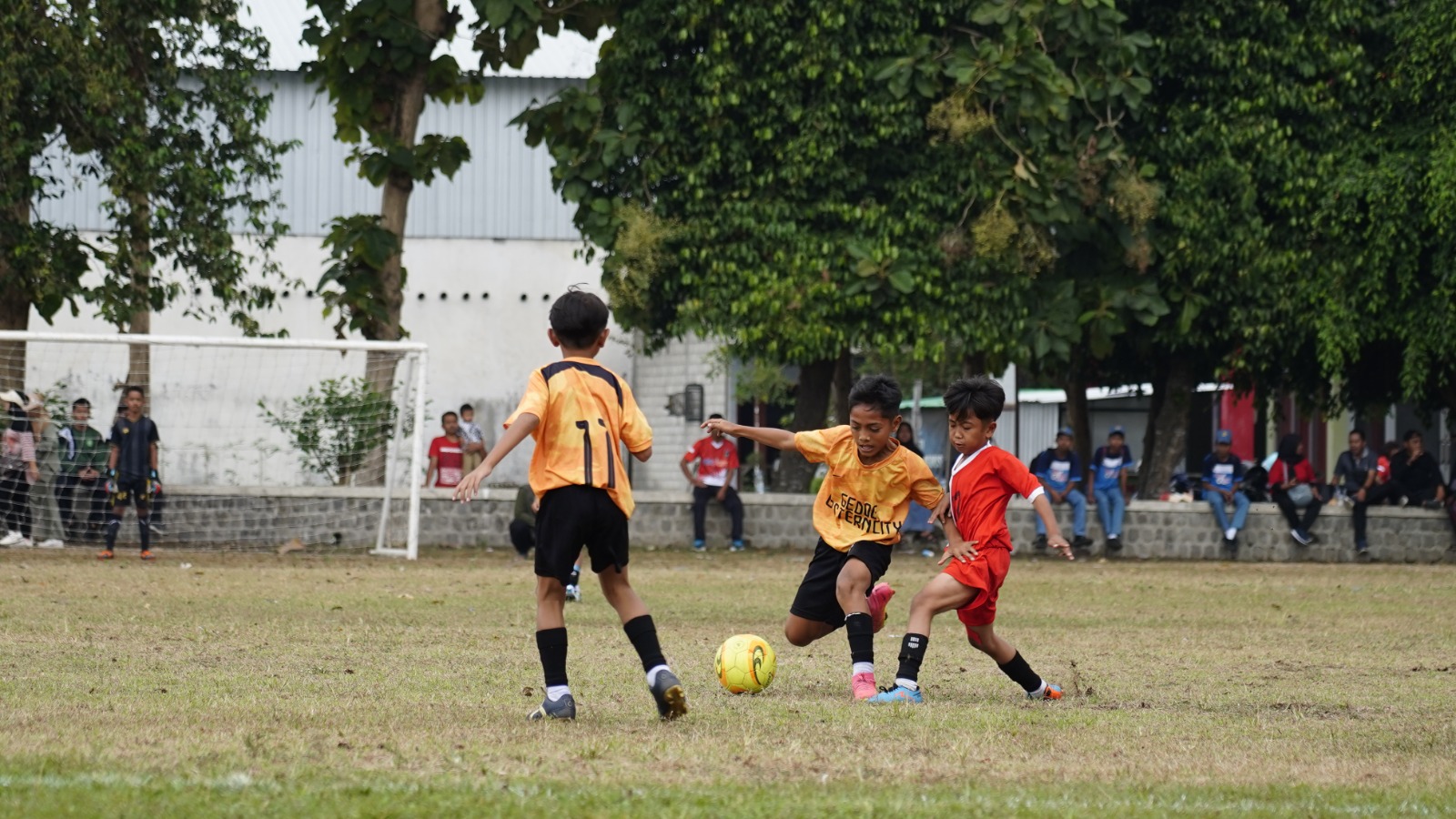 SERU: Tim SD/MI  Kelurahan Gedog  melawan tim SD/MI  Kelurahan Sentul  di laga perdana,  kemarin.