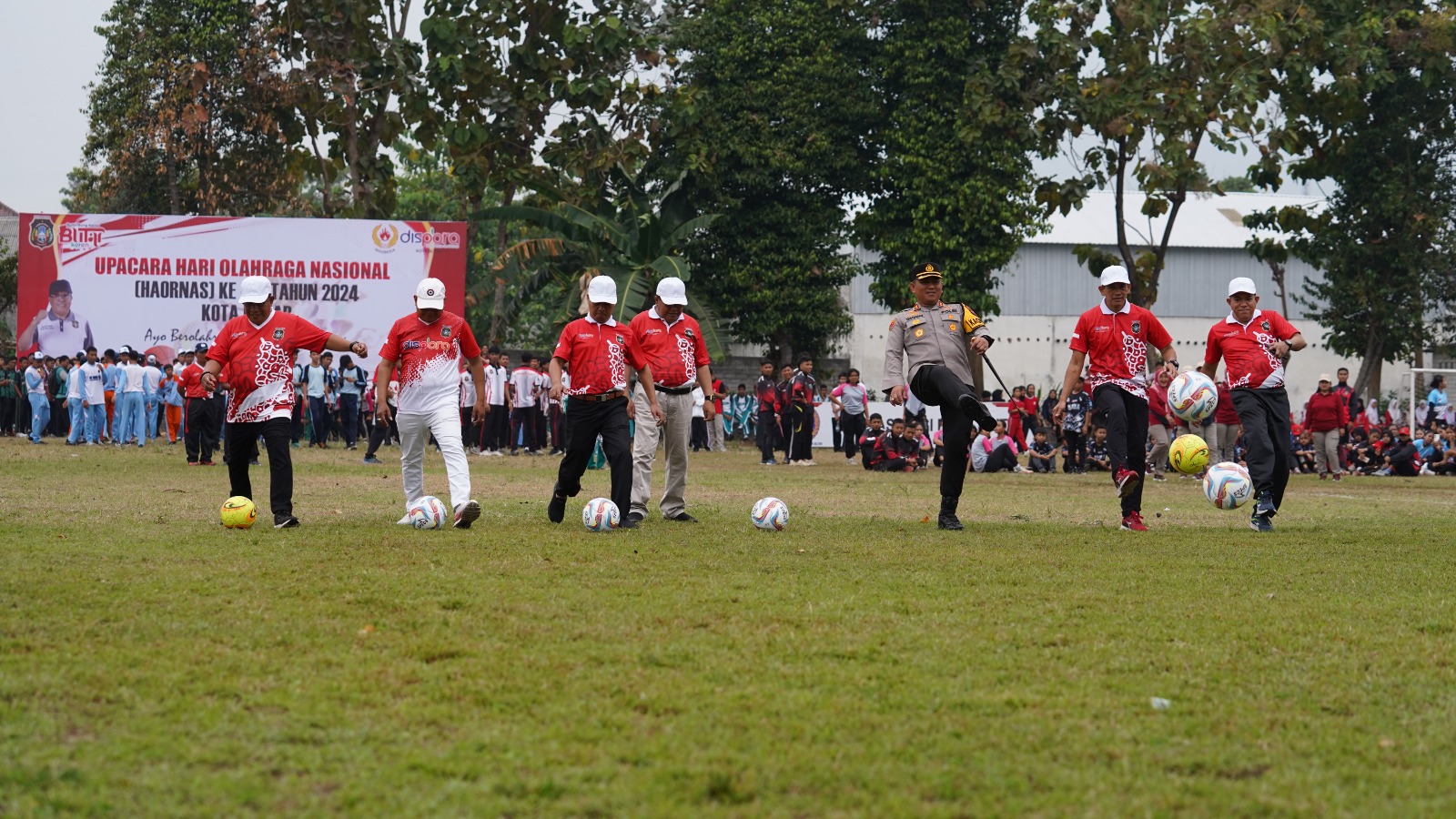 KOMPAK: Wali Kota Santoso (tengah) beserta jajaran forkopimda menendang bola ke gawang  sebelum kick off kompetisi sepak bola pelajar.