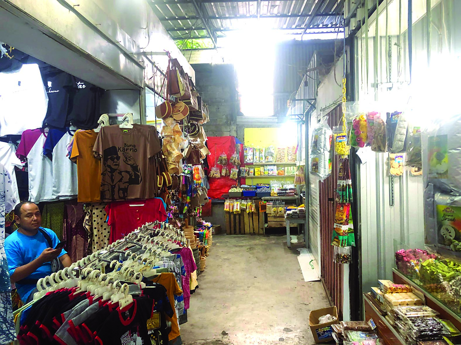 KAPASITAS PENUH: Pedagang menggelar dagangannya di area pasar suvenir yang berlokasi di sisi utara makam Bung Karno, kemarin (9/9).