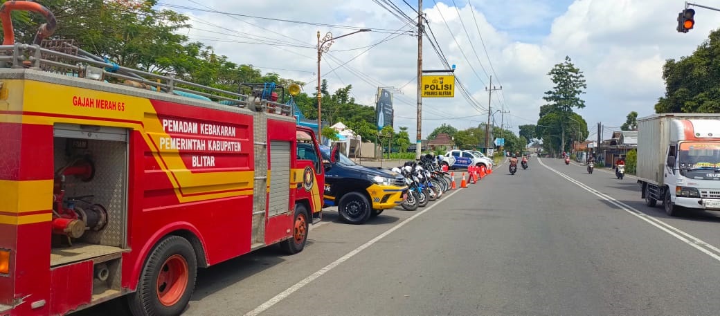 SIAGA: Kendaraan pemadam kebakaran yang sedang berhenti di depan kantor bupati di Kanigoro.